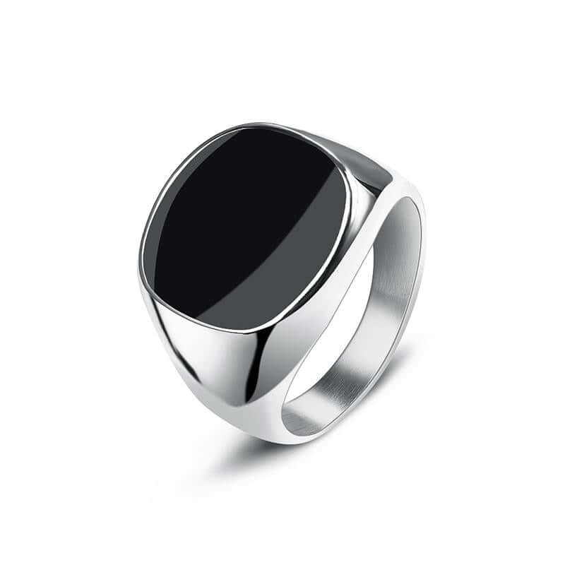 Bague peaky blinders en argent sur fond blanc